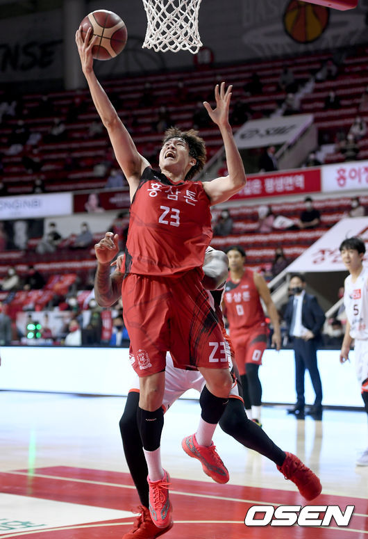 13일 오후 경기도 안양시 비산동 안양실내체육관에서 ‘2020~2021 현대모비스 프로농구’ 안양 KGC와 부산 KT의 6강 플레이오프 2차전 경기가 열렸다. 2쿼터 KGC 전성현이 레이업슛을 하고 있다./ksl0919@osen.co.kr 