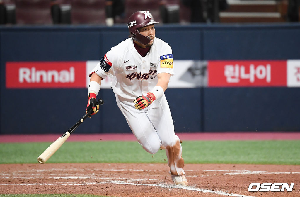 13일 오후 서울 고척동 고척스카이돔에서 '2021 프로야구 KBO리그' 키움 히어로즈와 LG 트윈스의 경기가 진행됐다.4회말 1사 1,3루 키움 이용규가 1타점 적시타를 날리고 있다.  / soul1014@osen.co.kr