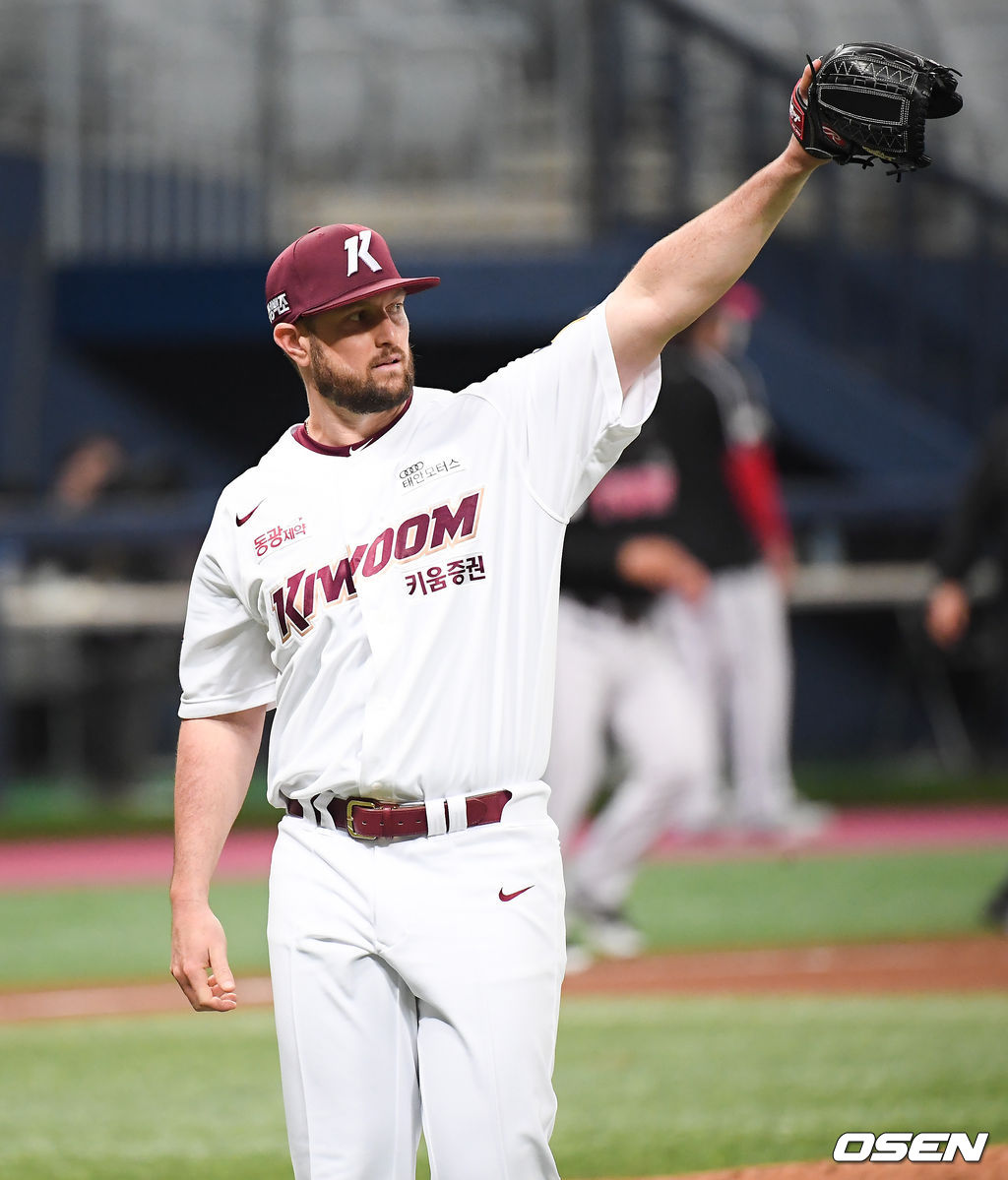 6회초 이닝종료 후 키움 스미스가 라모스의 타구를 호수비로 잡아낸 이정후를 향해 고마움의 손짓을 하고 있다.  / soul1014@osen.co.kr