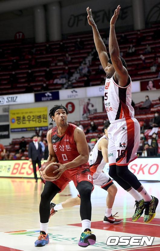 13일 오후 경기도 안양시 비산동 안양실내체육관에서 ‘2020~2021 현대모비스 프로농구’ 안양 KGC와 부산 KT의 6강 플레이오프 2차전 경기가 열렸다. 2쿼터 KGC 제라드 설린저가 점프슛을 시도하고 있다./ksl0919@osen.co.kr 