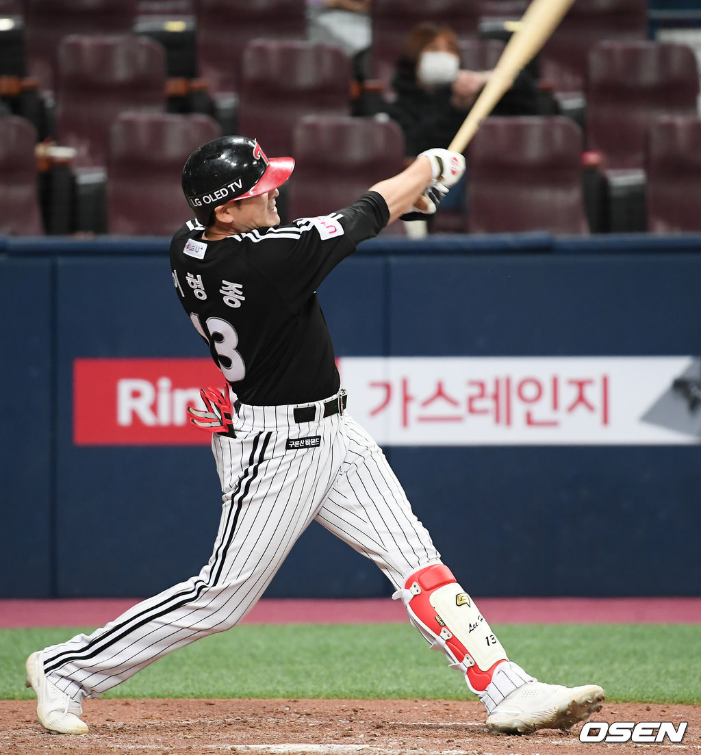 13일 오후 서울 고척동 고척스카이돔에서 '2021 프로야구 KBO리그' 키움 히어로즈와 LG 트윈스의 경기가 진행됐다.7회초 무사 1루 LG 이형종이 2점 홈런을 날리고 있다.  / soul1014@osen.co.kr