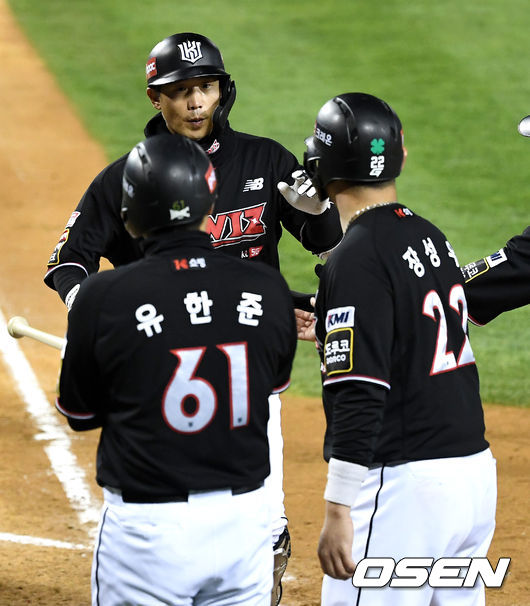4회초 2사 만루 상황 KT 박경수가 달아나는 좌월 만루포를 날리고 홈을 밟으며 동료들과 인사를 나누고 있다. / dreamer@osen.co.kr