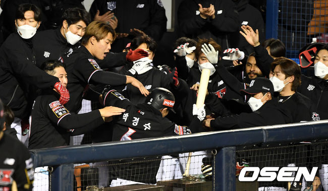 4회초 2사 만루 상황 KT 박경수가 달아나는 좌월 만루포를 날리고 더그아웃 동료들과 인사를 나누고 있다. / dreamer@osen.co.kr