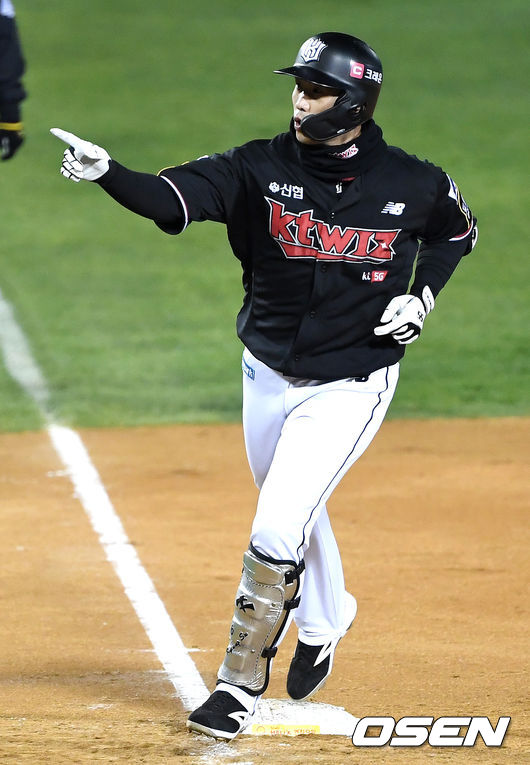 4회초 2사 만루 상황 KT 박경수가 달아나는 좌월 만루포를 날리고 그라운드를 돌며 기뻐하고 있다. / dreamer@osen.co.kr