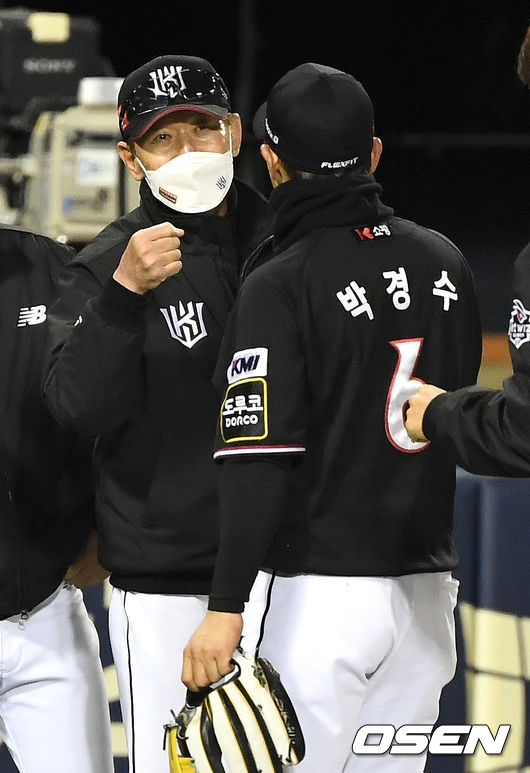 승리한 KT 이강철 감독과 박경수가 인사를 나누고 있다. / dreamer@osen.co.kr