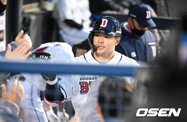 2회말 두산 선두타자 김재환이 선취 솔로홈런을 날리고 동료들의 축하를 받고 있다.  / soul1014@osen.co.kr