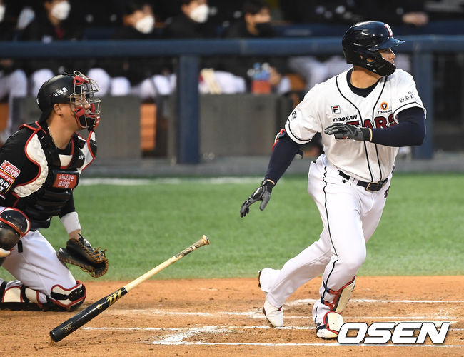 13일 오후 서울 잠실야구장에서 ‘2021 신한은행 SOL KBO리그’ 두산 베어스와 KT 위즈의 경기가 열렸다.1회말 1사 1, 2루 상황 두산 김재환이 역전 2타점 3루타를 날리고 있다. / dreamer@osen.co.kr