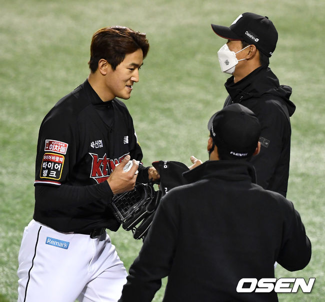5회말 두산 공격을 삼자범퇴로 막아낸 KT 선발 고영표가 더그아웃으로 향하며 인사를 나누고 있다. / dreamer@osen.co.kr