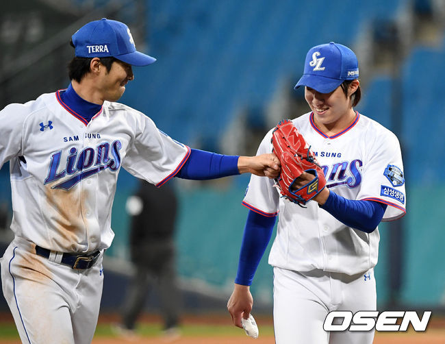 13일 대구 삼성라이온즈파크에서 ’2021 신한은행 SOL KBO 리그' 삼성 라이온즈와 한화 이글스의 경기가 열렸다.3회말 수비를 마친 삼성 이학주가 원태인과 더그아웃으로 가며 하이파이브를 하고 있다. /sunday@osen.co.kr
