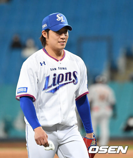 13일 대구 삼성라이온즈파크에서 ’2021 신한은행 SOL KBO 리그' 삼성 라이온즈와 한화 이글스의 경기가 열렸다.4회초 수비를 마친 삼성 원태인이 미소를 지으며 더그아웃으로 가고 있다. /sunday@osen.co.kr