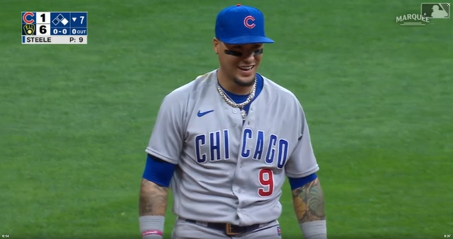 [사진] 13일(한국시간) 어처구니 없는 송구를 한 뒤 웃고 있는 시카고 컵스의 하비에르 바에즈. <시카고 컵스-밀워키 경기 중계화면 캡처>