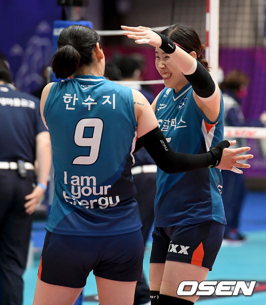 우승이 확정된 순간 GS칼텍스 한수지와 김유리가 기쁨을 나누고 있다/ksl0919@osen.co.kr