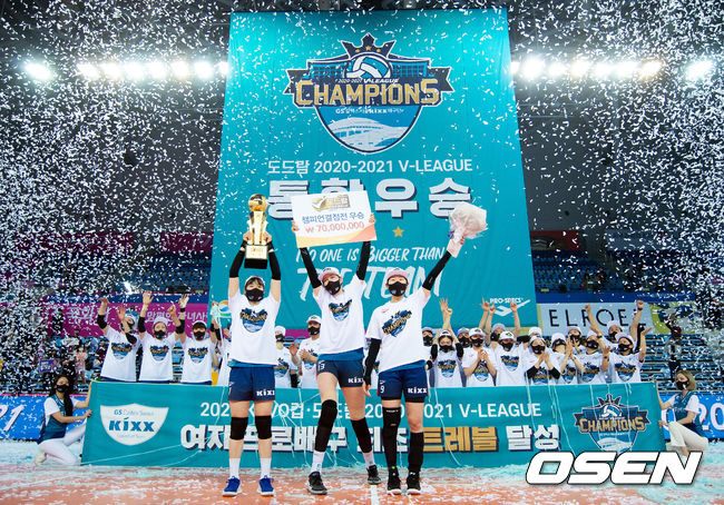 경기 종료 후 GS칼텍스 이소영, 러츠, 한수지가 우승 세리머니를 하고 있다./cej@osen.co.kr