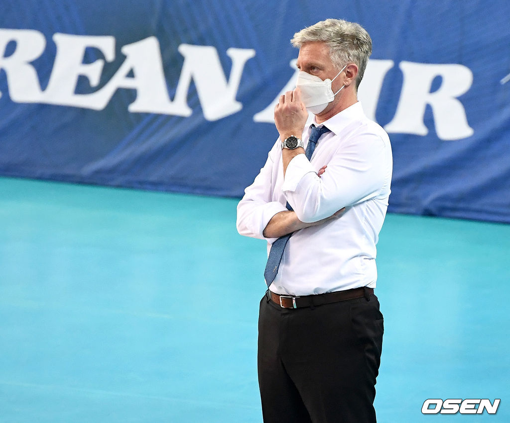 대한항공 산틸리 감독이 코트를 바라보고 있다. / dreamer@osen.co.kr