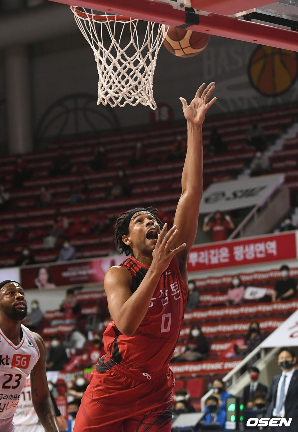 1쿼터 KGC 제러드 설린저가 골밑슛을 하고 있다. /ksl0919@osen.co.kr 