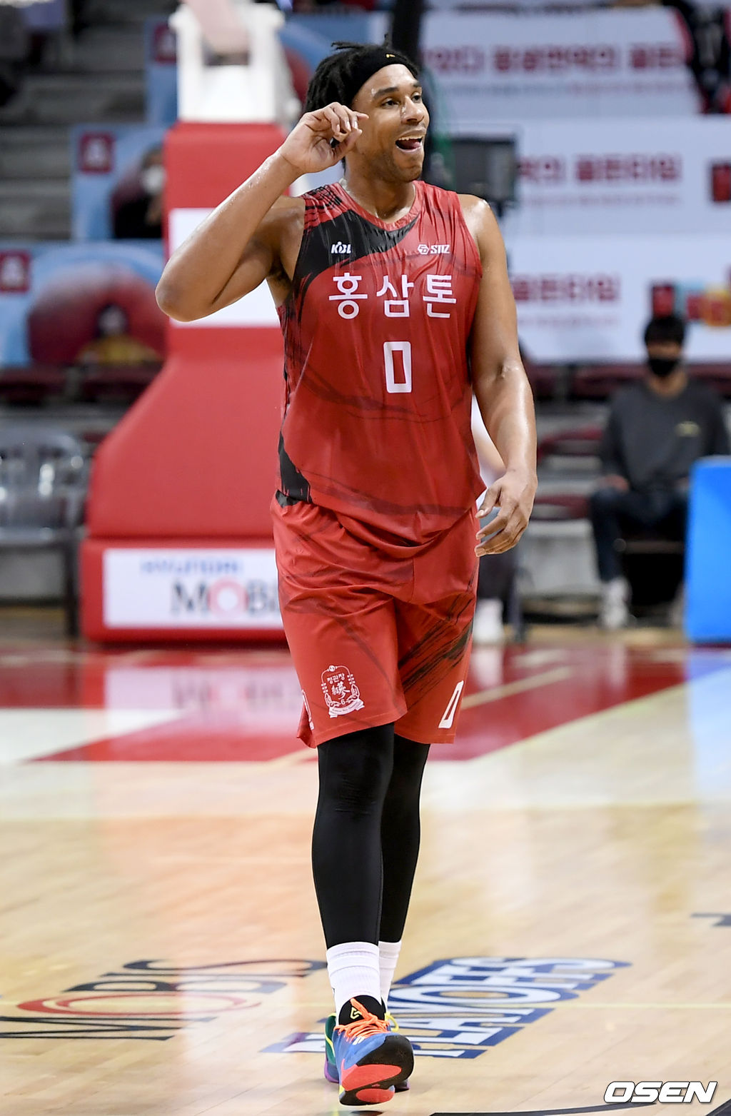 안양 KGC가 9부 능선을 넘었다. KGC는 13일 오후 7시 안양실내체육관에서 열린 부산 KT와 '2020-2021 현대모비스 프로농구 6강 플레이오프(PO)' 2차전에서 83-77로 승리했다.승리가 확정된 순간 KGC 제러드 설린저가 기뻐하고 있다./ksl0919@osen.co.kr 