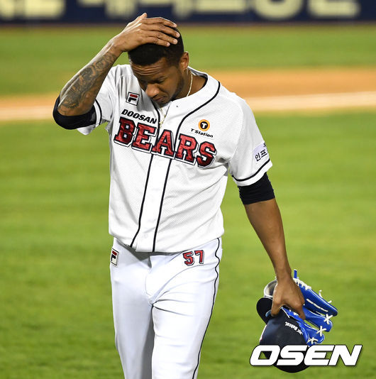 13일 오후 서울 잠실야구장에서 ‘2021 신한은행 SOL KBO리그’ 두산 베어스와 KT 위즈의 경기가 열렸다.3회초 1사 만루 상황 두산 선발 미란다가 강판되고 있다. / dreamer@osen.co.kr