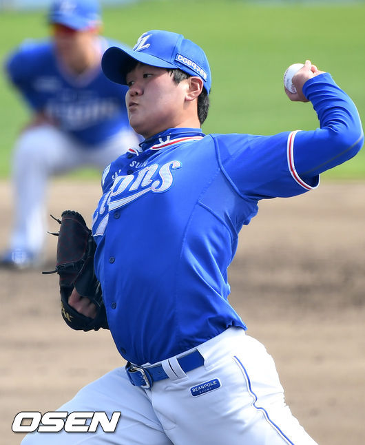 23일 오후 일본 오키나와 온나 아카마 볼 파크에서 진행된 삼성라이온즈의 오키나와 스프링캠프 청백전에서 4회말 마운드에 오른 청팀 이수민이 힘차게 공을 뿌리고 있다./rumi@osen.co.kr