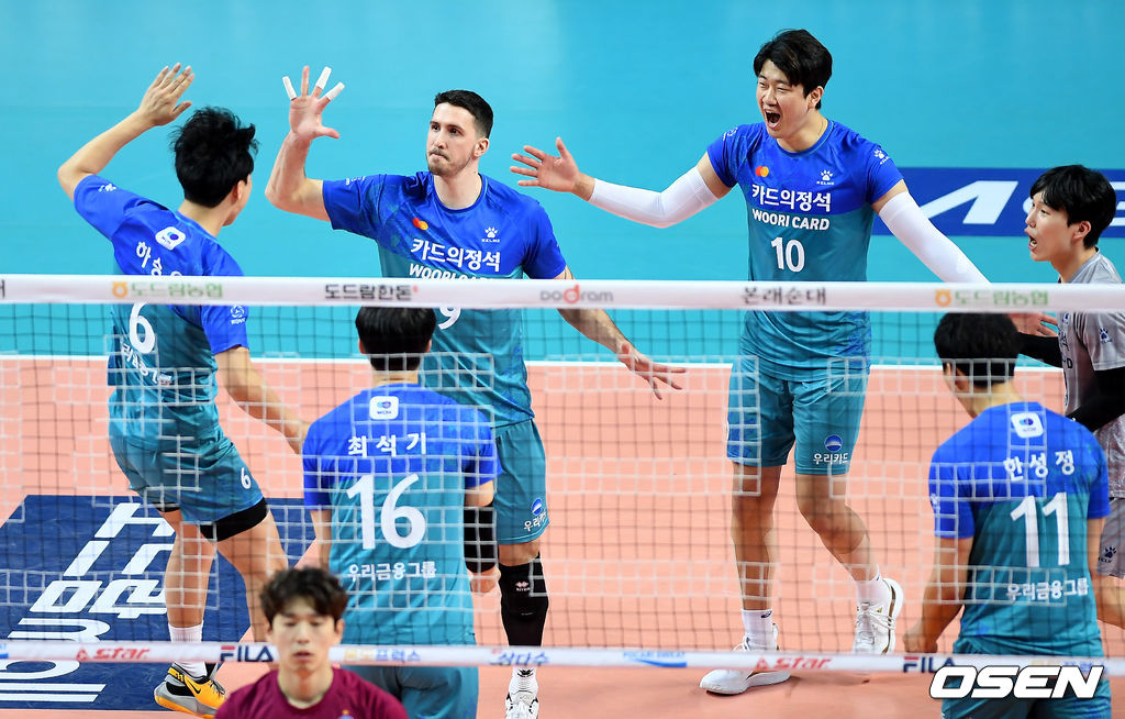 1세트 우리카드 알렉스가 서브 득점을 올린 뒤 기뻐하고 있다. /youngrae@osen.co.kr 