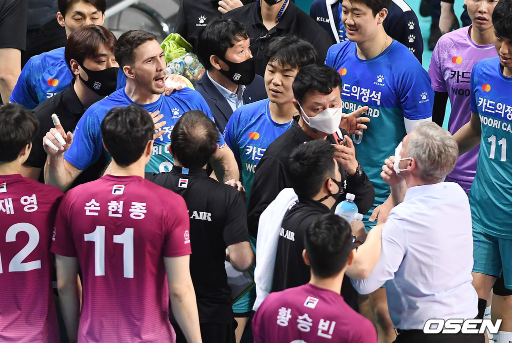 1세트를 따낸 우리카드 알렉스와 대한항공 산틸리 감독이 신경전을 벌이고 있다. /youngrae@osen.co.kr 