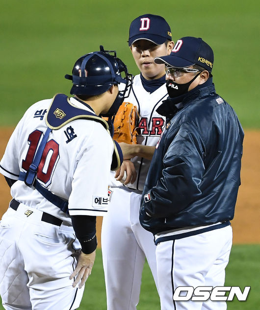 4회초 1사 만루 상황 두산 김태형 감독이 마운드를 방문해 투수 김민규-포수 박세혁과 대화를 나누고 있다. / dreamer@osen.co.kr