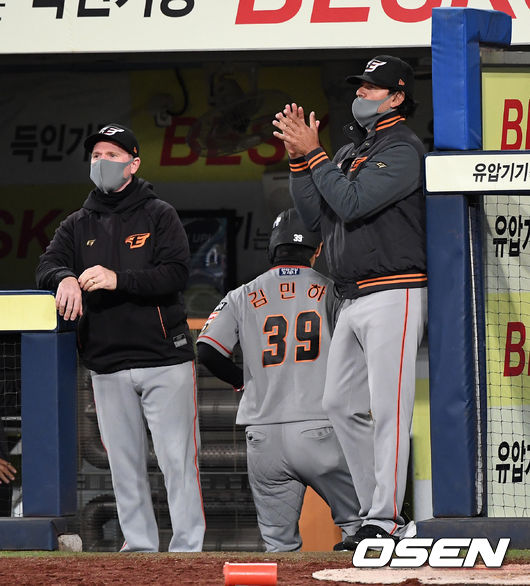 13일 대구 삼성라이온즈파크에서 ’2021 신한은행 SOL KBO 리그' 삼성 라이온즈와 한화 이글스의 경기가 열렸다.3회초 2사 1,2루에서 한화 수베로 감독이 적시타를 친 박정현에게 박수를 보내고 있다. /sunday@osen.co.kr