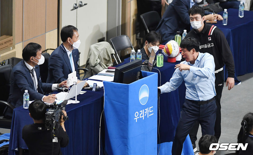 우리카드 신영철 감독이 비디오 판독에 대해 어필하고 있다. /youngrae@osen.co.kr