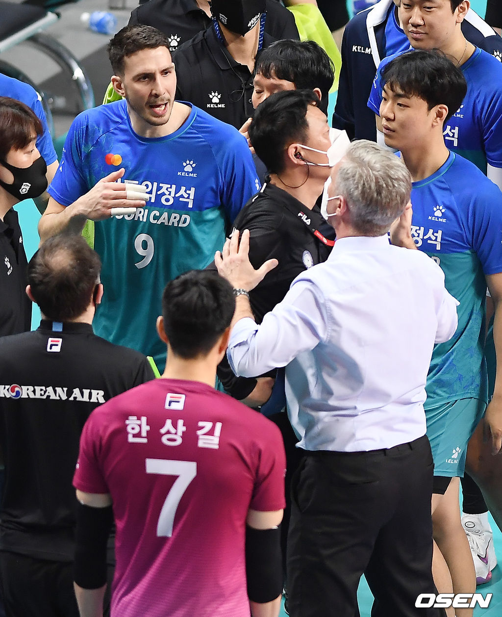 1세트를 따낸 우리카드 알렉스와 대한항공 산틸리 감독이 신경전을 벌이고 있다. /youngrae@osen.co.kr 