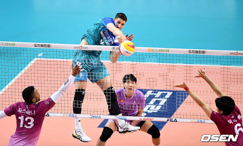 14일 오후 서울 장충체육관에서 ‘도드람 2020-2021 V-리그’ 남자부 챔피언결정 3차전 우리카드와 대한항공의 경기가 열렸다.1세트 우리카드 알렉스가 스파이크를 때리고 있다. /youngrae@osen.co.kr