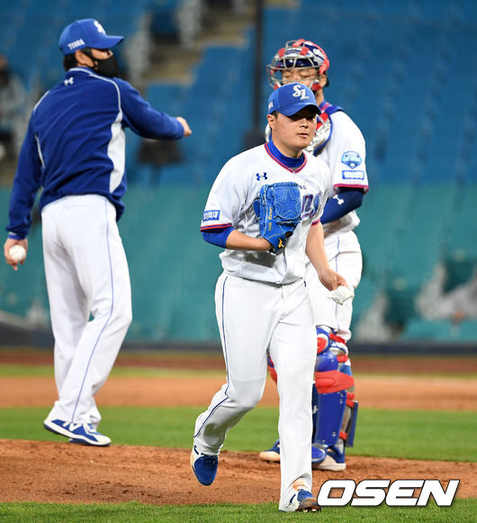 14일 오후 대구 삼성라이온즈파크에서 ’2021 신한은행 SOL KBO 리그' 삼성 라이온즈와 한화 이글스의 경기가 열렸다.5회초 2사에서 삼성 이승민이 마운드를 내려가고 있다. /sunday@osen.co.kr