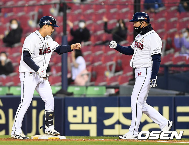 2회말 1사 1,2루 두산 박계범이 적시타를 때린 뒤 김주찬 코치와 주먹 세레머니를 하고 있다. /youngrae@osen.co.kr
