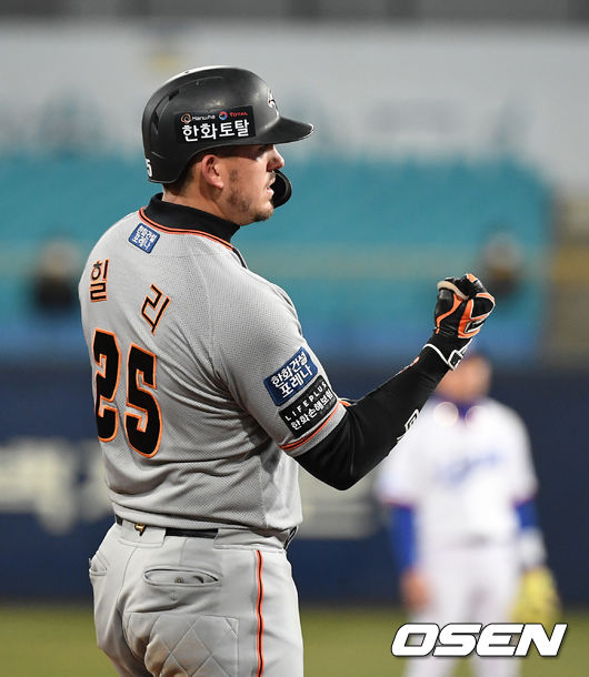 14일 오후 대구 삼성라이온즈파크에서 ’2021 신한은행 SOL KBO 리그' 삼성 라이온즈와 한화 이글스의 경기가 열렸다.8회초 무사 1루에서 한화 힐리가 좌전 적시 2루타를 치고 3루에서 환호하고 있다. /sunday@osen.co.kr