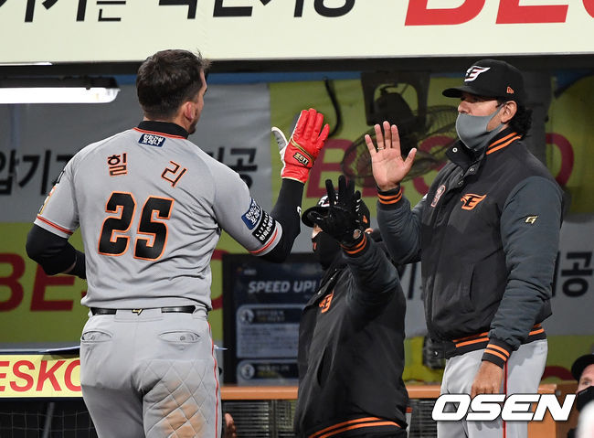 14일 오후 대구 삼성라이온즈파크에서 ’2021 신한은행 SOL KBO 리그' 삼성 라이온즈와 한화 이글스의 경기가 열렸다.8회초 무사 3루에서 삼성 김윤수의 폭투 때 홈을 밟은 한화 힐리가 더그아웃에서 수베로 감독과 하이파이브를 하고 있다. /sunday@osen.co.kr