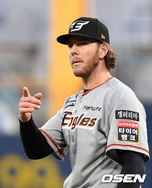14일 오후 대구 삼성라이온즈파크에서 ’2021 신한은행 SOL KBO 리그' 삼성 라이온즈와 한화 이글스의 경기가 열렸다.1회말 1사 1루에서 한화 킹험이 삼성 피렐라를 파울 플라이로 처리하고 노시환에게 손짓하고 있다. /sunday@osen.co.kr
