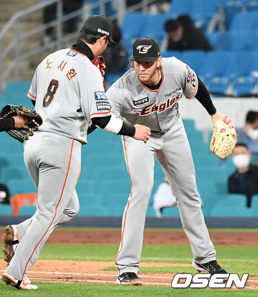 14일 오후 대구 삼성라이온즈파크에서 ’2021 신한은행 SOL KBO 리그' 삼성 라이온즈와 한화 이글스의 경기가 열렸다.2회말 2사에서 한호 킹험이 호수비를 펼친 노시환에게 고마움을 표하고 있다. /sunday@osen.co.kr