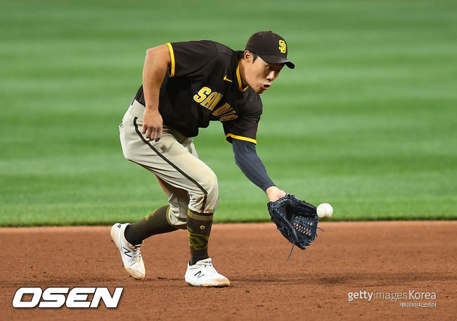 [사진] 유격수 수비하는 김하성 2021/04/15 ⓒGettyimages(무단전재 및 재배포 금지)