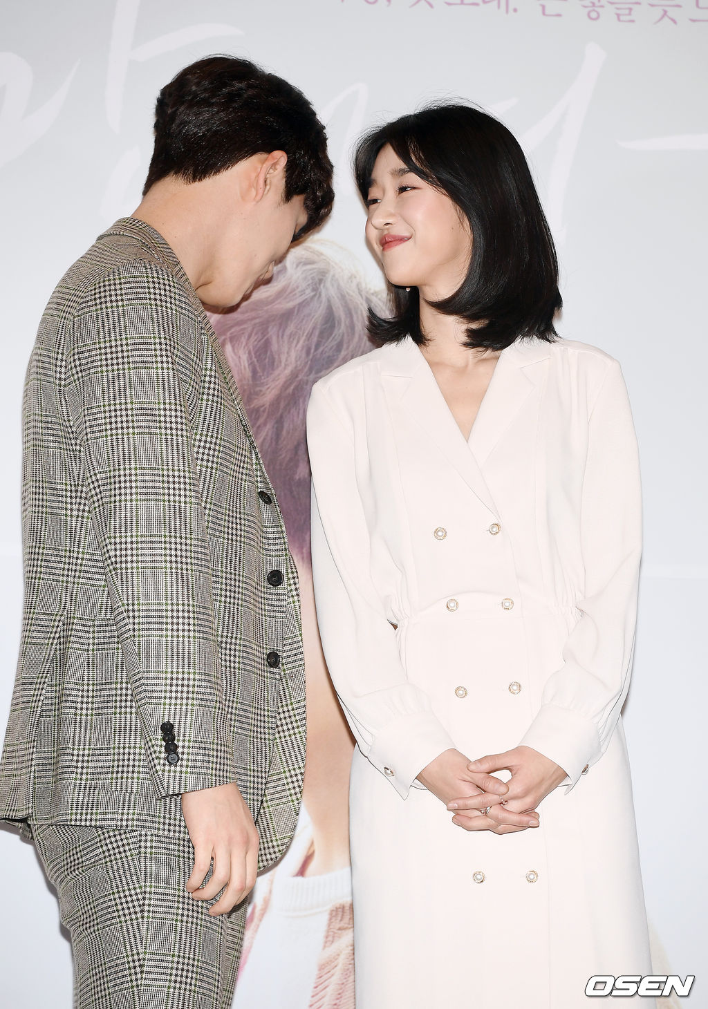 2018년 3월 22일 오후 서울 CGV용산아이파크몰에서 진행된 영화 '기억을 만나다' 언론시사회 및 기자간담회에서 배우 김정현과 서예지가 포토타임을 갖고 있다./ rumi@osen.co.kr
