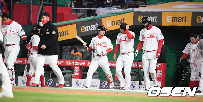 경기종료 후 3연패 SSG 선수들이 아쉬워하고 있다. / soul1014@osen.co.kr