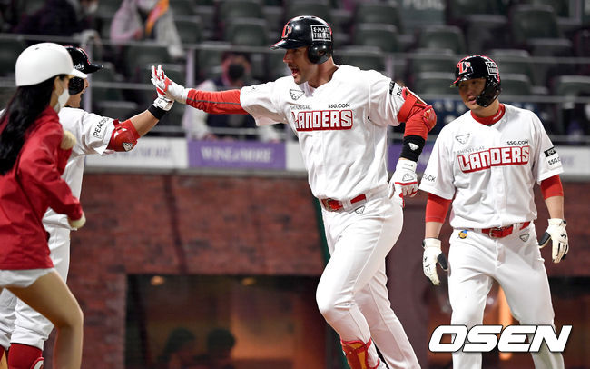 15일 오후 인천SSG 랜더스필드에서 ‘2021 신한은행 SOL KBO리그’ SSG 랜더스와 NC 다이노스의 경기가 열렸다.4회말 2사 1루 상황 SSG로맥이 역전 좌월 투런포를 날리고 홈을 밟은 뒤 최정-최주환과 기뻐하고 있다. / dreamer@osen.co.kr