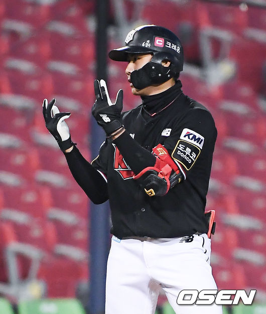 15일 오후 서울 잠실구장에서 ‘2021 신한은행 SOL KBO 리그’ 두산 베어스와 KT 위즈의 경기가 진행된다.2회초 2사 1루 KT 심우준이 1타점 적시 3루타를 날리고 세리머니를 하고 있다. / soul1014@osen.co.kr