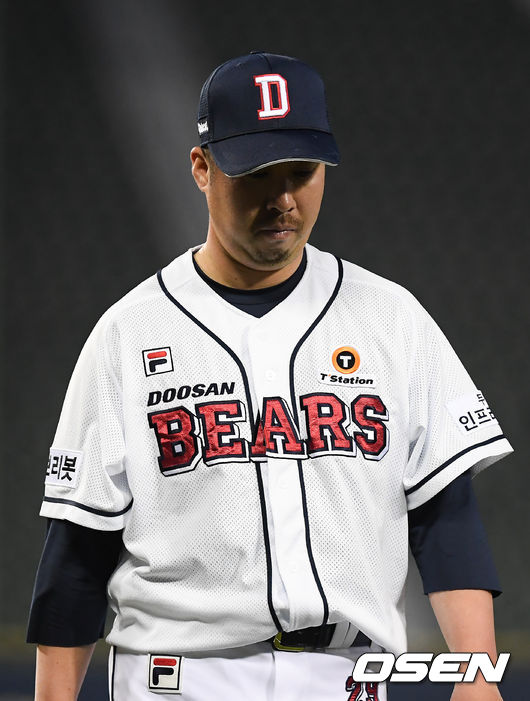 2회초 이닝종료 후 두산 선발투수 유희관이 더그아웃으로 들어가고 있다. / soul1014@osen.co.kr