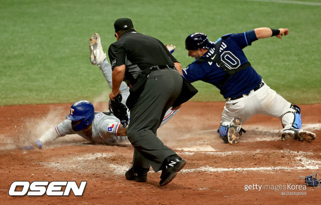 [사진] 텍사스의 아도리스 가르시아(왼쪽)가 15일(한국시간) 벌어진 탬파베이와의 경기 7회서 펜스 상단을 맞히는 큰 타구를 친 뒤 홈에서 슬라이딩을 하고 있다. ⓒGettyimages(무단전재 및 재배포 금지)