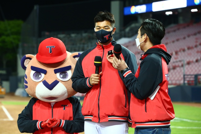 서덕원이 15일 롯데전에서 승리를 따낸 이후 인터뷰를 하고 있다./KIA 타이거즈 제공