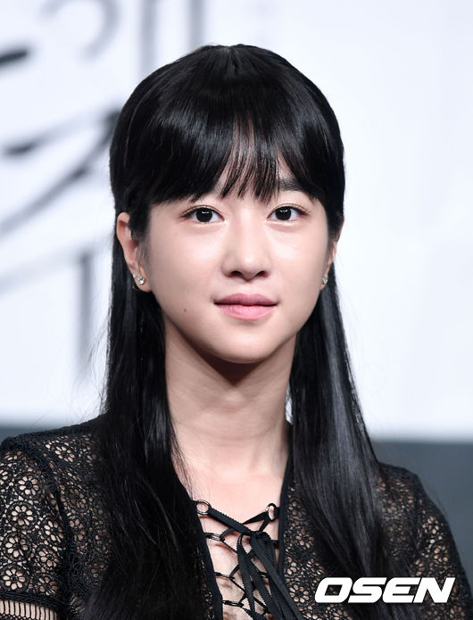 배우 서예지가 취재진의 질문을 듣고 있다. /sunday@osen.co.kr