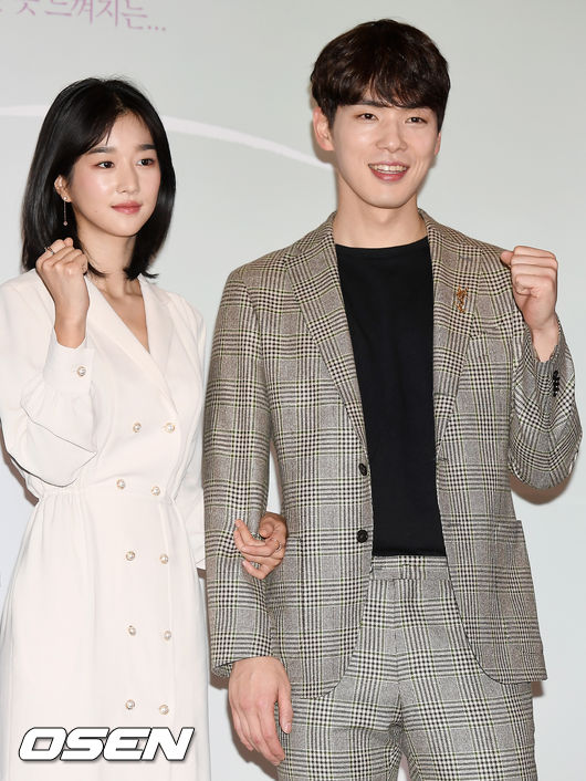 22일 오후 서울 CGV용산아이파크몰에서 진행된 영화 '기억을 만나다' 언론시사회 및 기자간담회에서 배우 서예지와 김정현이 포토타임을 갖고 있다./ rumi@osen.co.kr
