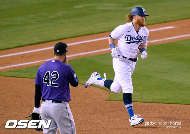 [사진] 3회 홈런을 치고 그라운드를 도는 저스틴 터너 ⓒGettyimages(무단전재 및 재배포 금지)