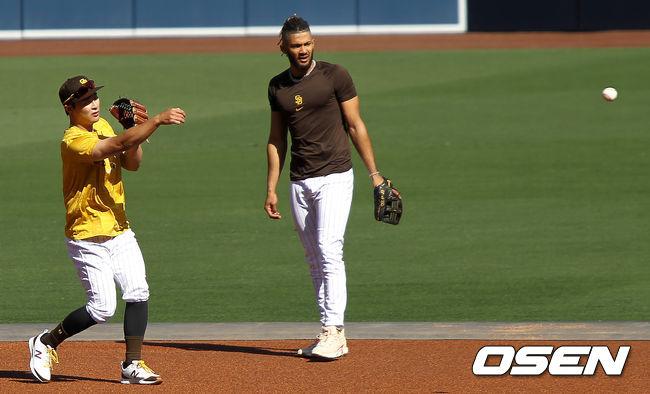 [OSEN=샌디에이고, 이사부 통신원] 샌디에이고 김하성(왼쪽)과 동료 페르난도 타티스 주니어가 수비훈련을 하고 있다. / lsboo@osen.co.kr
