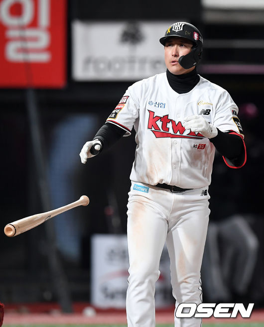 16일 오후 수원 KT위즈파크에서 ‘2021 신한은행 SOL KBO리그’ KT 위즈와 키움 히어로즈의 경기가 열렸다.8회말 1사 만루 KT 황재균이 4-4 동점 상황에서 밀어내기 볼넷으로 출루하고 있다. 3루주자 강백호는 득점을 올렸다. /cej@osen.co.kr