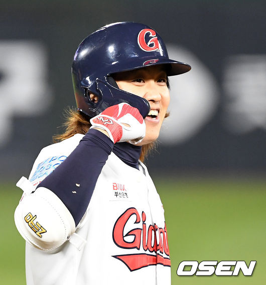 16일 오후 부산 사직야구장에서 ’2021 신한은행 SOL KBO 리그' 롯데 자이언츠와 삼성 라이온즈의 경기가 열렸다.7회말 무사 만루에서 롯데 김재유가 역전타를 치고 환호하고 있다. /sunday@osen.co.kr