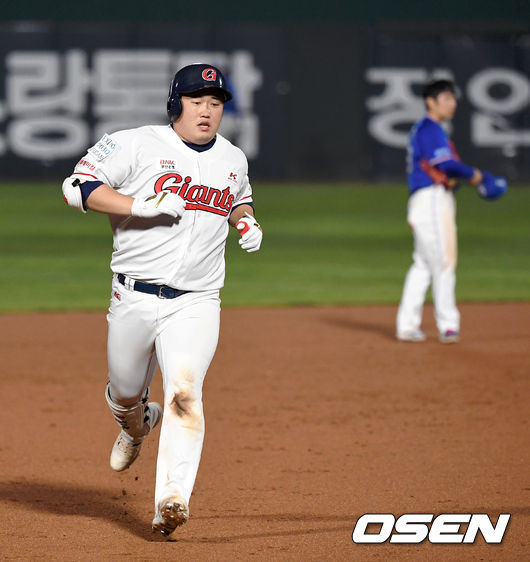 16일 오후 부산 사직야구장에서 ’2021 신한은행 SOL KBO 리그' 롯데 자이언츠와 삼성 라이온즈의 경기가 열렸다.8회말 1사 1,2루에서 롯데 김준태가 우중월 스리런 홈런을 치고 그라운드를 돌고 있다. /sunday@osen.co.kr